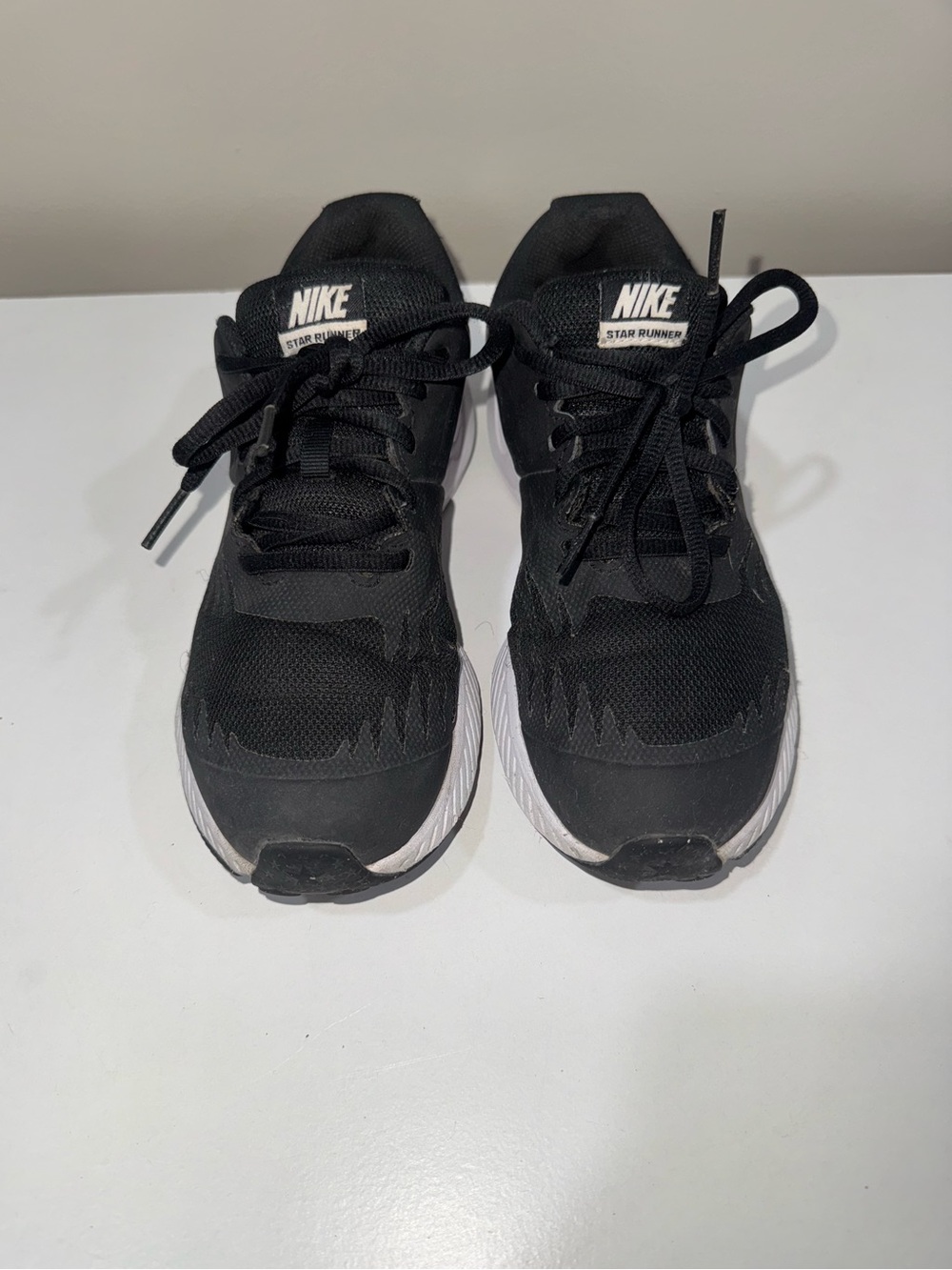 Nike Star Runner Athletic Running Shoes Black White Youth Size 4Y - Picture 2 of 4